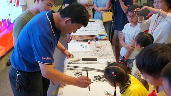 傳授盲畫技藝，共建有光世界——關(guān)愛盲童公益勵(lì)志活動(dòng)在南寧舉行